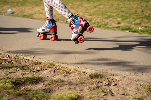 how to turn around on roller skates
